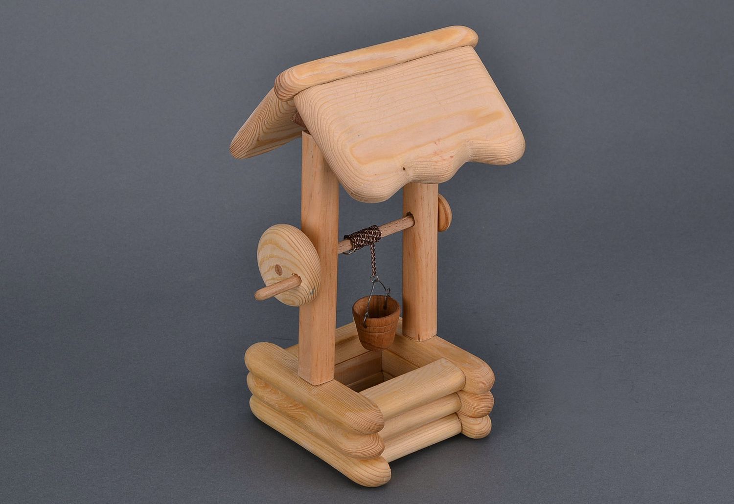 La figurilla de madera en forma de pozo de juguete foto 2