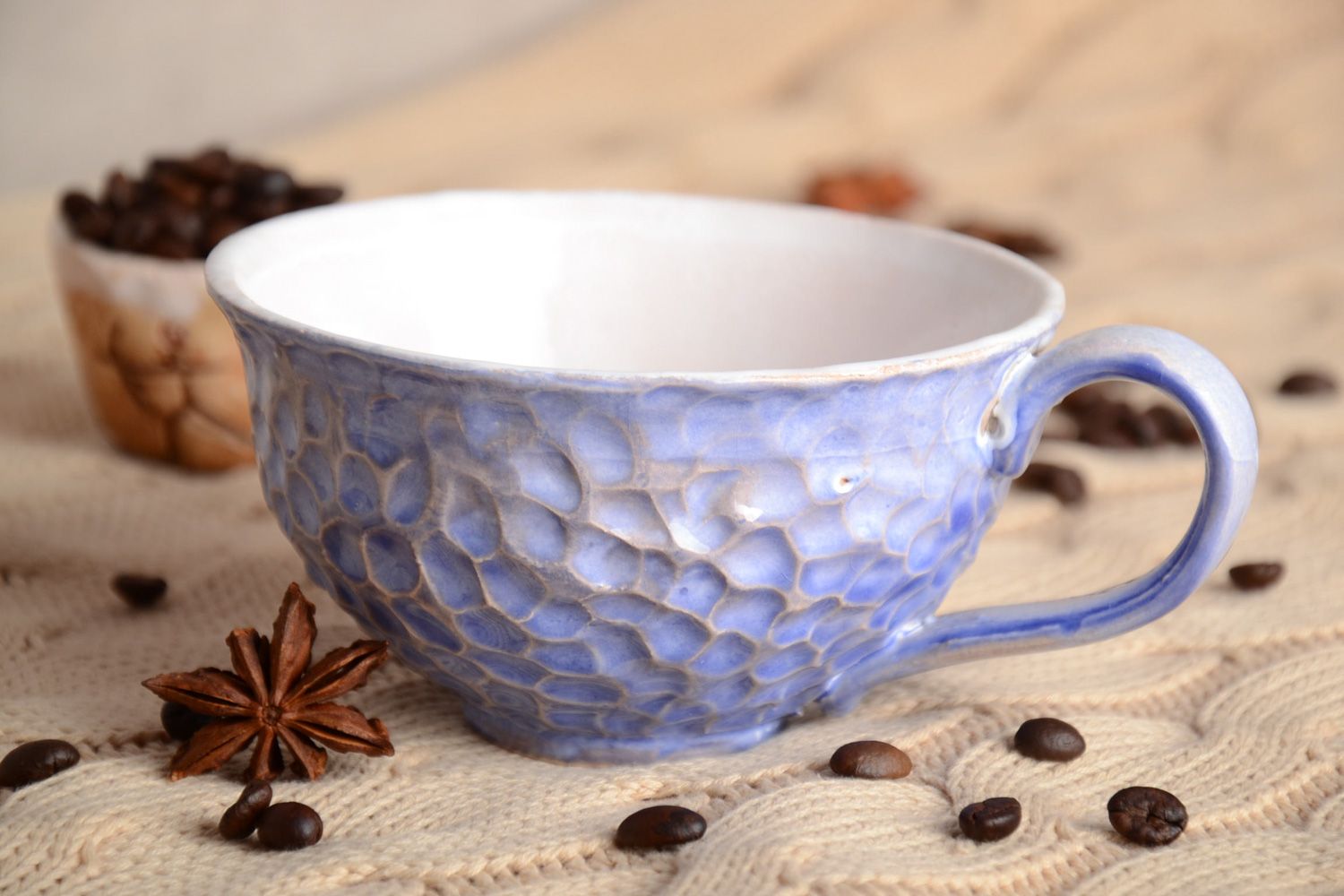 Schöne blaue handgemachte Tasse aus Ton mit Glasur bedeckt  foto 1