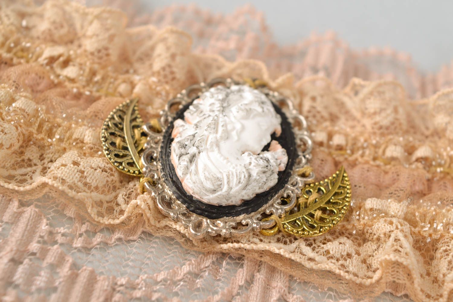 Tender handmade lacy bracelet with cameo photo 3