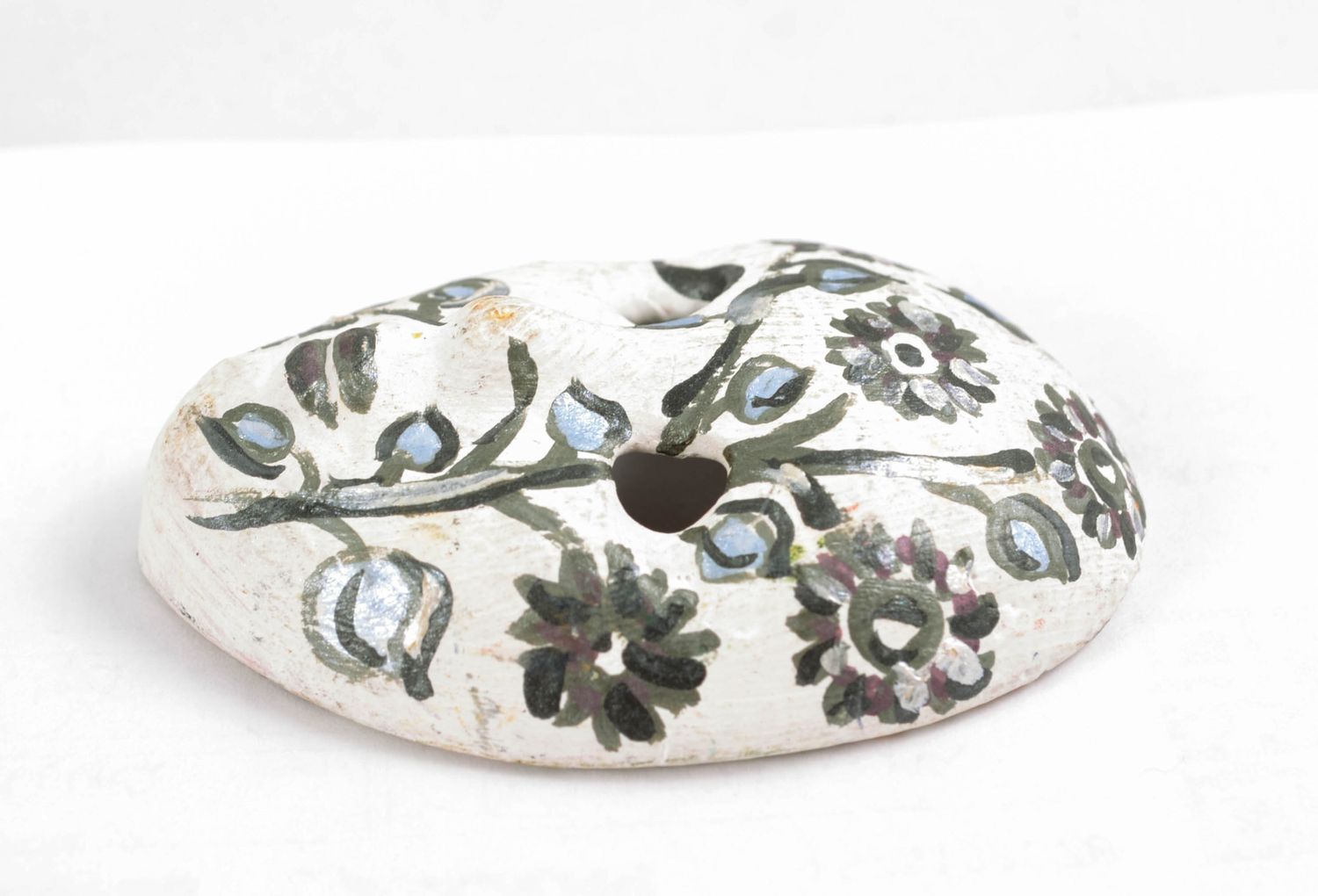 Mini masque décoratif en argile blanc avec ornements gris fait main photo 4