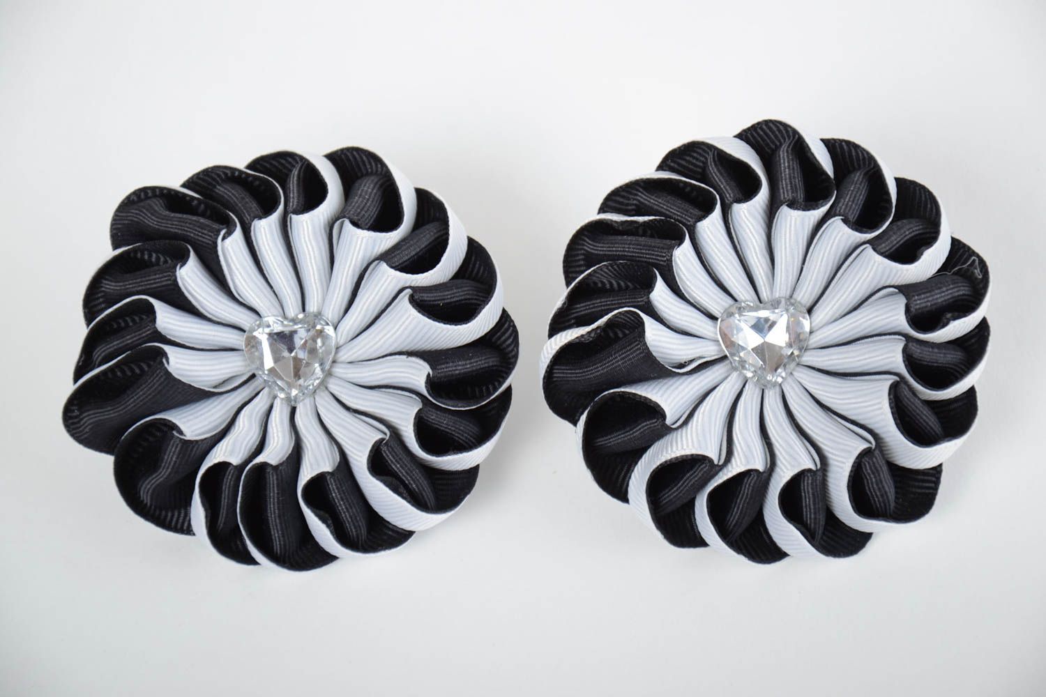 Ensemble d'élastiques à cheveux noir blanc fleurs en satin faits main 2 pièces photo 5