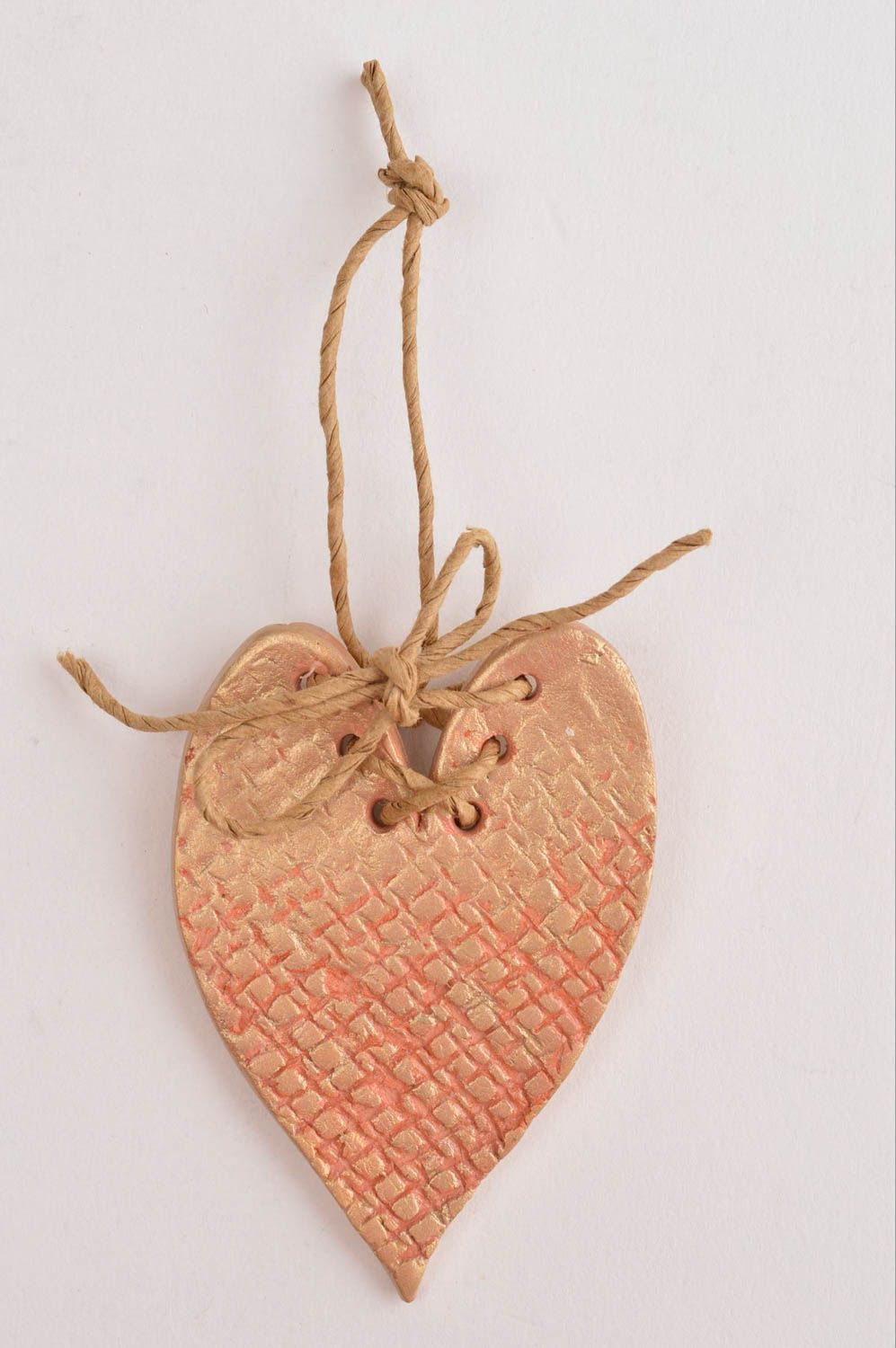 Goldfarbenes Herz Deko Anhänger handmade Wohn Accessoire Wand Schmuck aus Ton foto 2