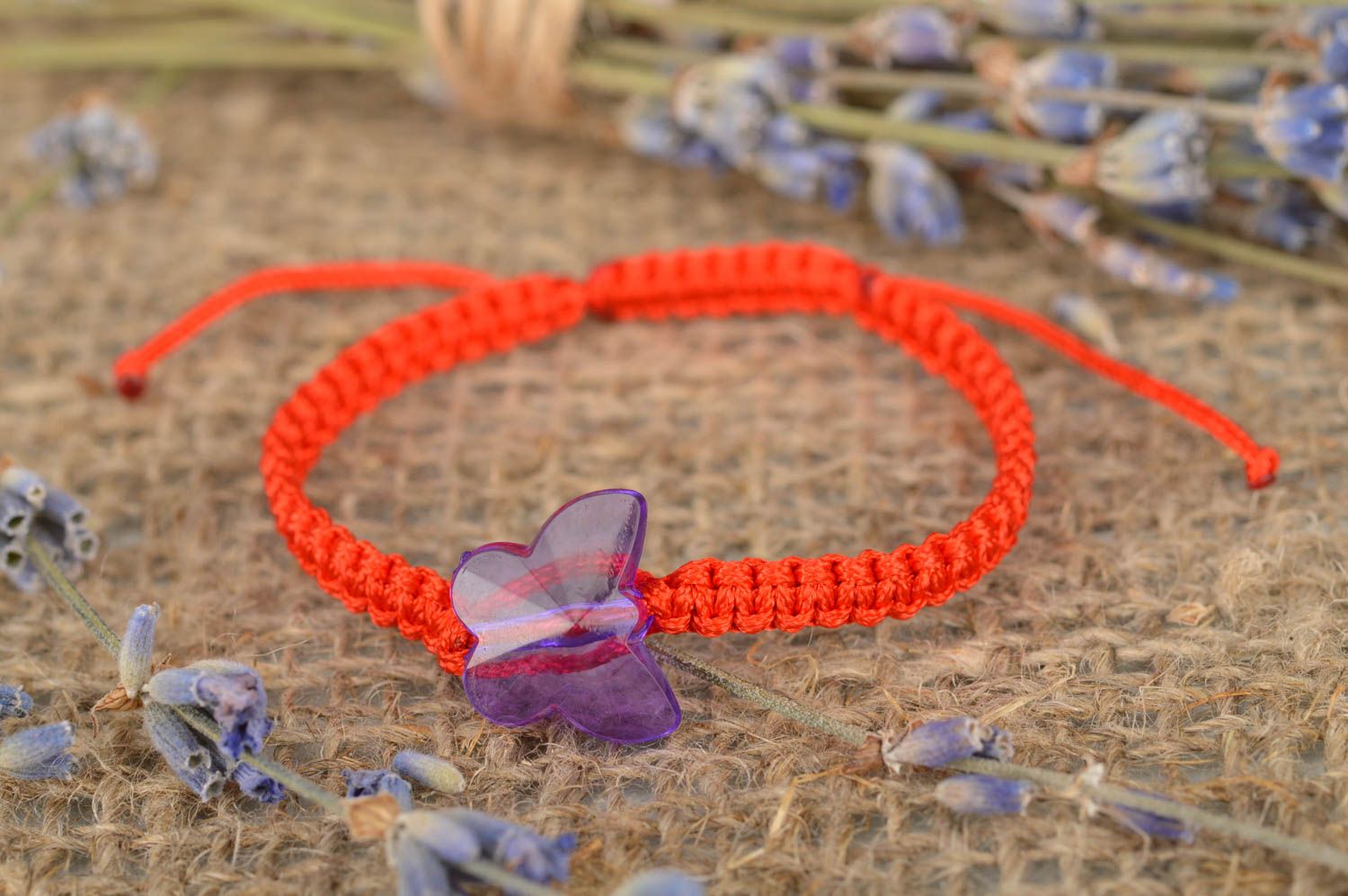 Dünnes rotes geflochtenes handmade Wachs Schnur Armband mit Schmetterling lila foto 1