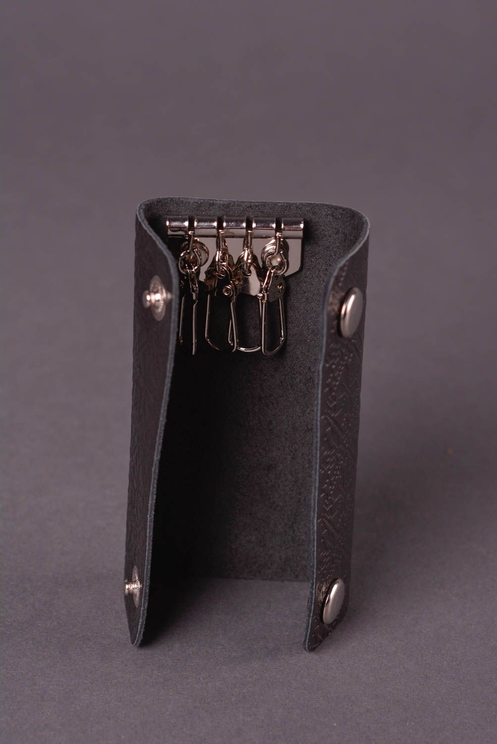 Кожаная ключница ручной работы оригинальный подарок кожаное изделие черное фото 3