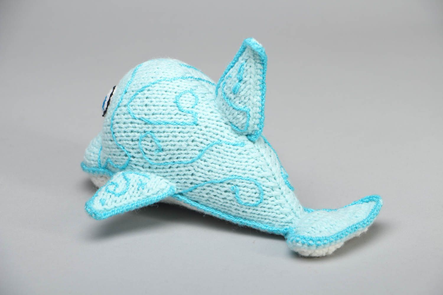 Мягкая вязаная игрушка Голубой дельфин фото 3