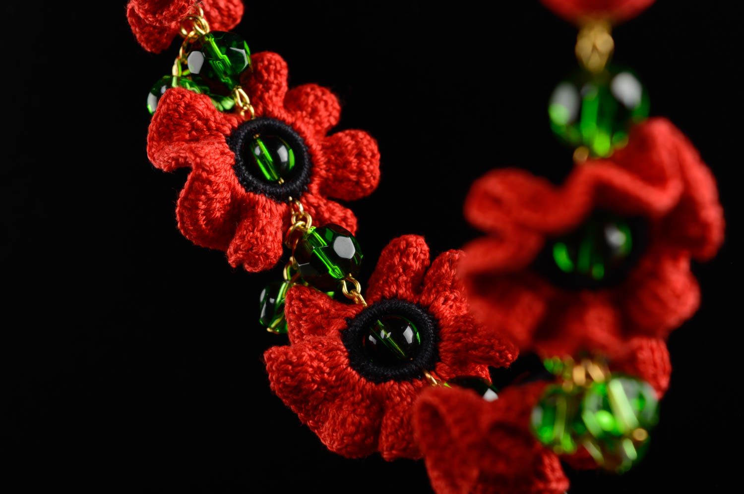 Rote gehäkelte Halskette mit Blumen foto 4