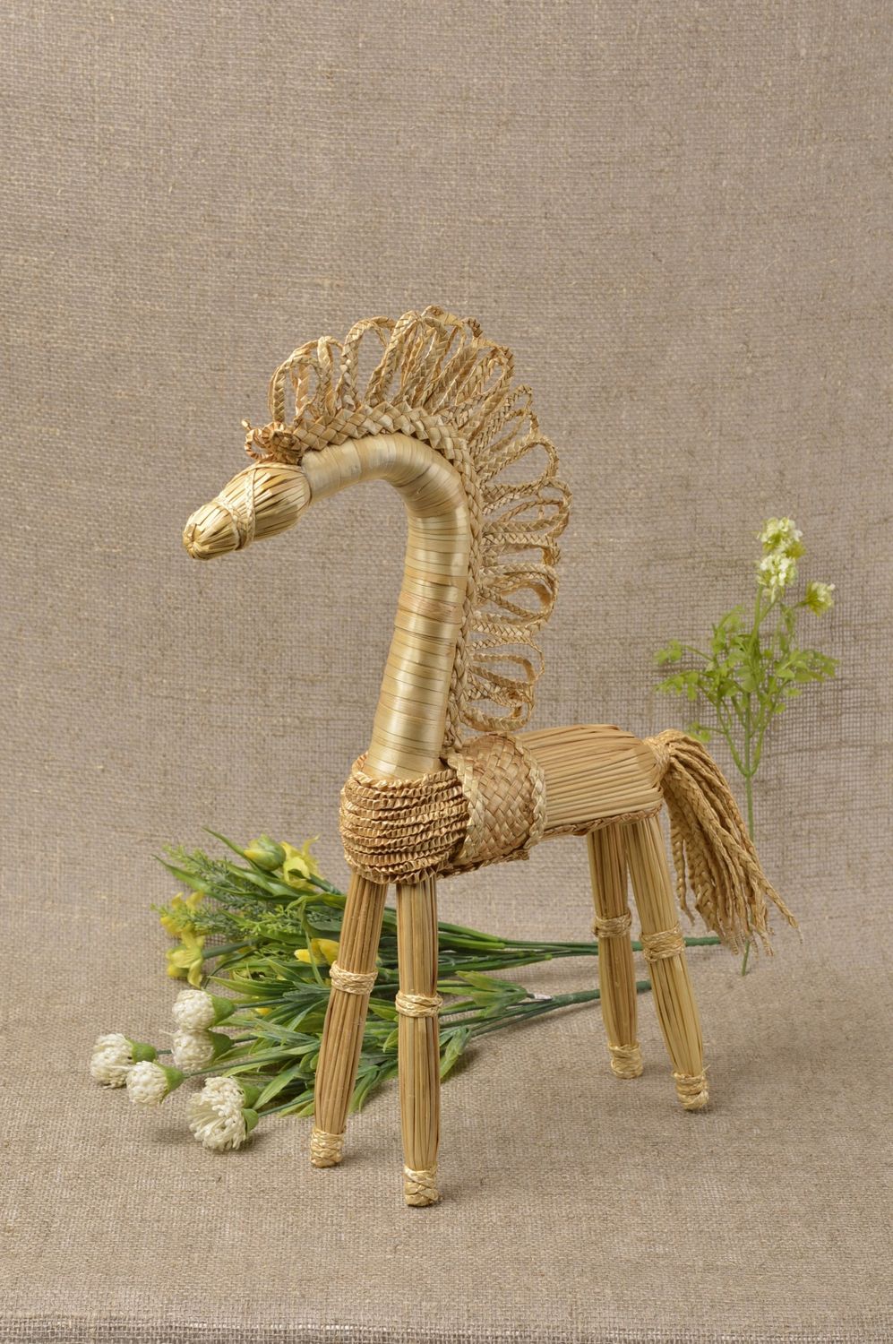 Miniatur Figur Haus Deko Pferd Handmade Deko Figur aus Stroh stilvoll originell foto 1