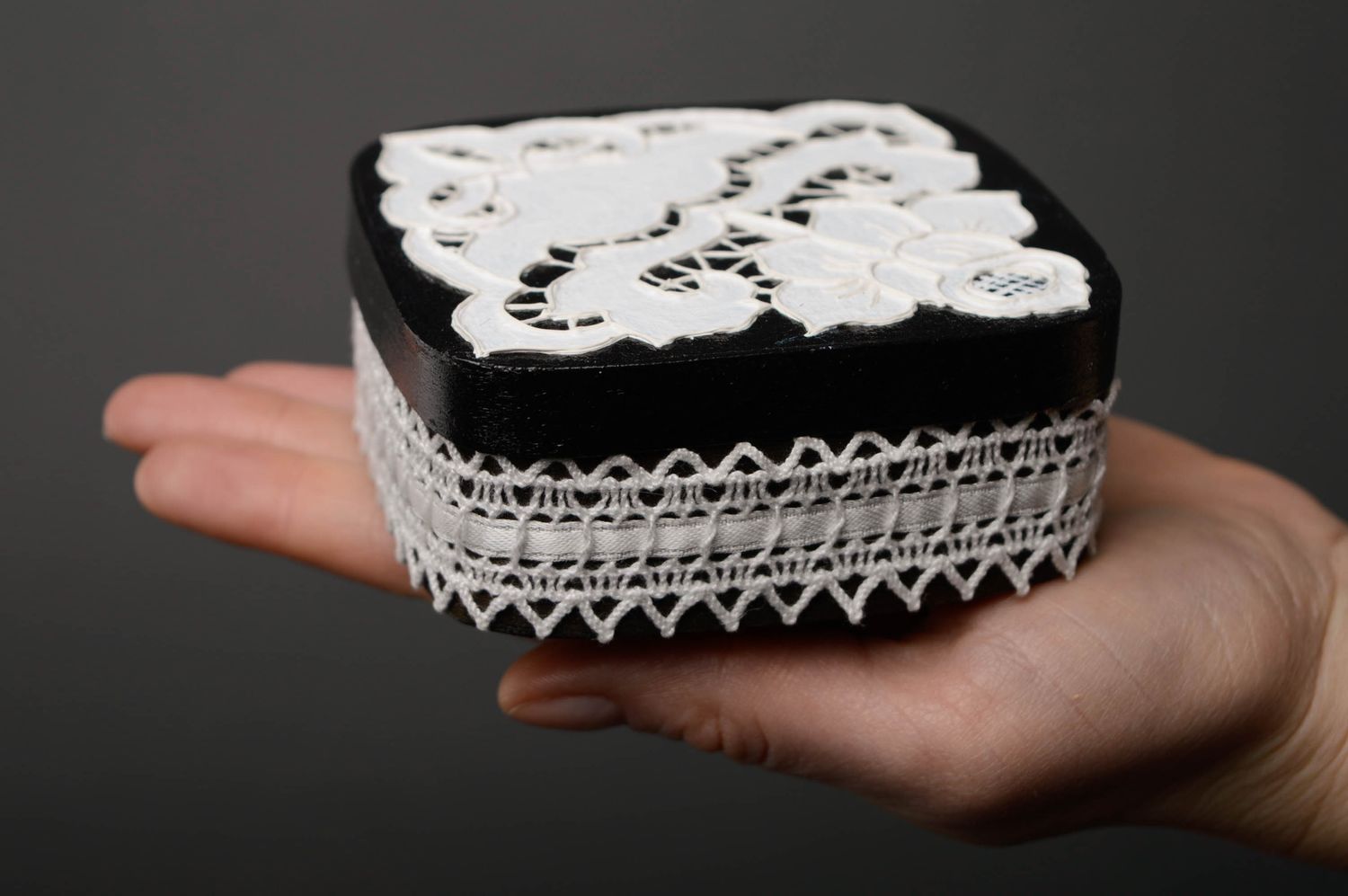 Small wooden jewelry box with lace photo 5