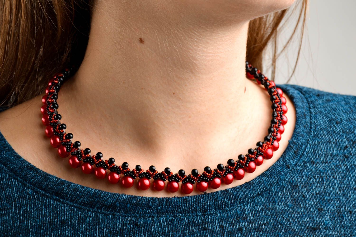 Колье из бисера украшение ручной работы ожерелье из бисера черное с красным фото 1