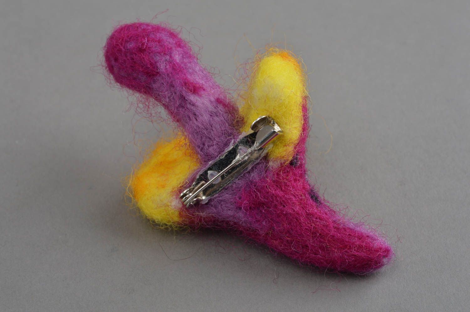 Broche en laine feutrée faite main originale grande champignon mauve-jaune photo 4