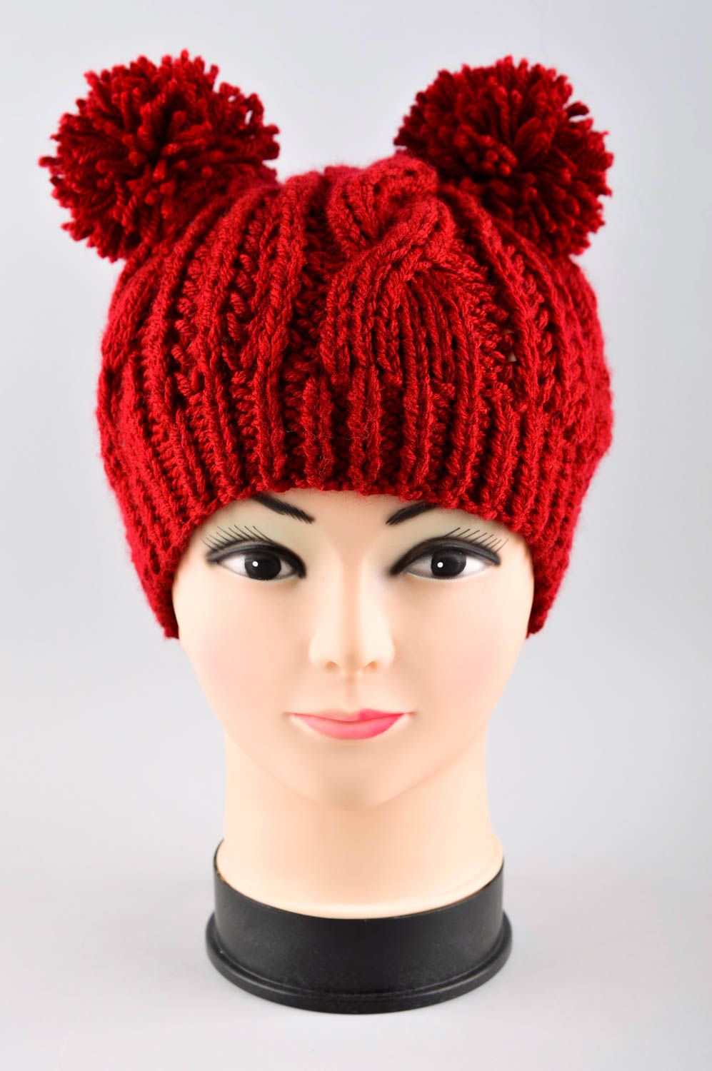 Bonnet tricot Accessoire d'hiver fait main rouge 2 pompons Accessoire femme photo 2