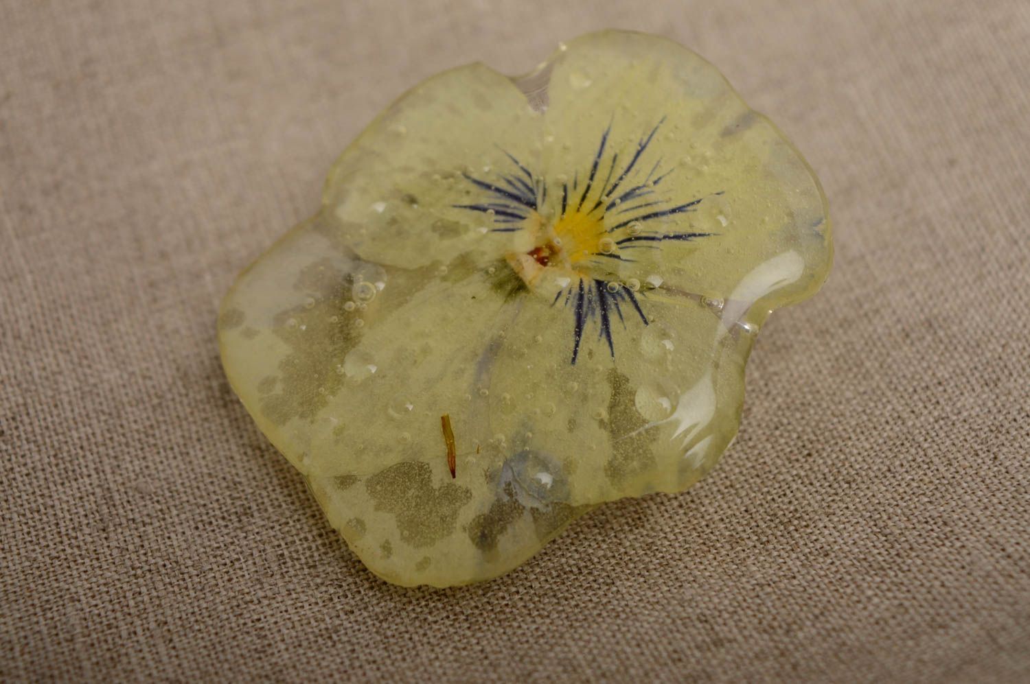 Broche artesanal de flor en resina epoxi foto 4