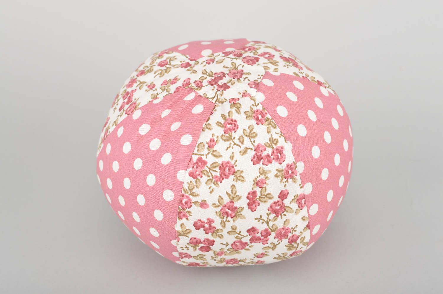 Красивая текстильная игрушка в виде розового мячика из ткани для детей хэнд мэйд фото 5