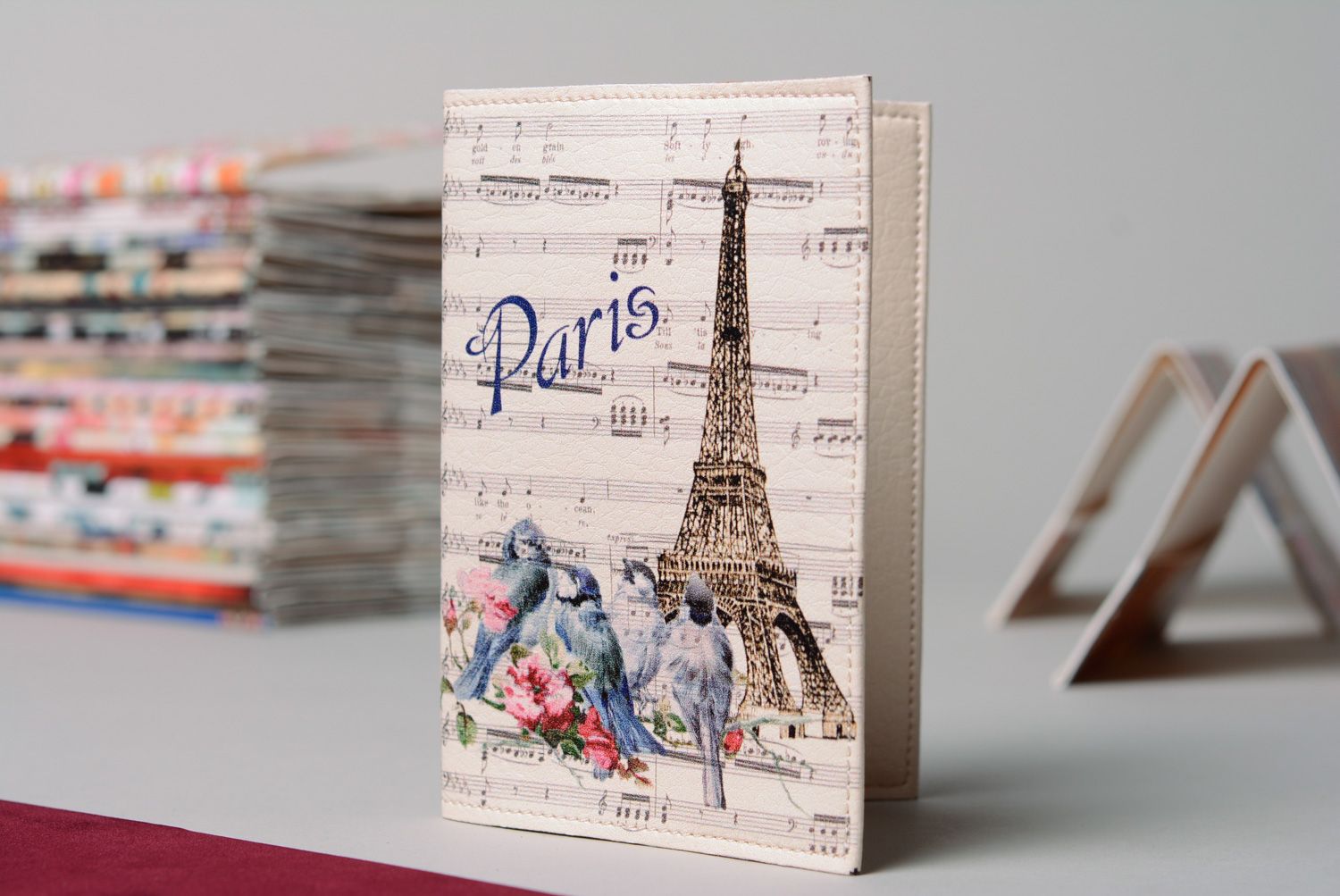 Funda para pasaporte hecha a mano de cuero natural con estampado de torre Eiffel  foto 1