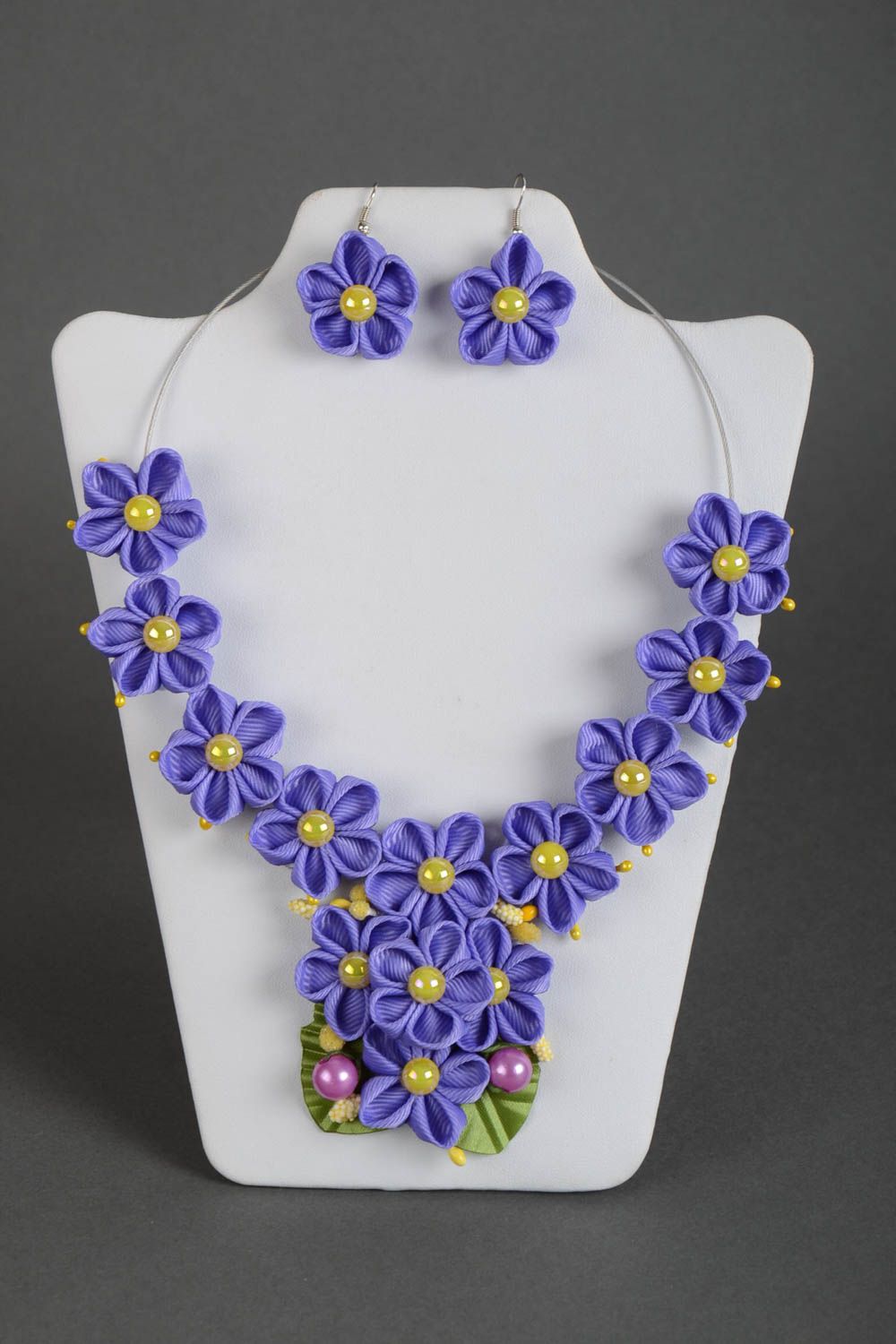 Set di gioielli in tecnica di kanzashi orecchini fiori collana fiori violetti foto 2