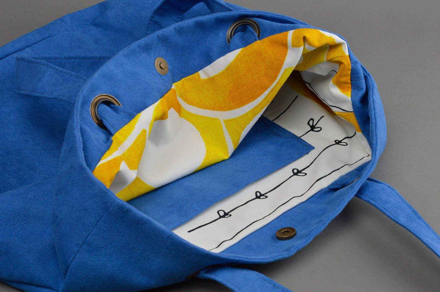 Grand sac à main bleu en daim artificiel fait main deux poignées design photo 4