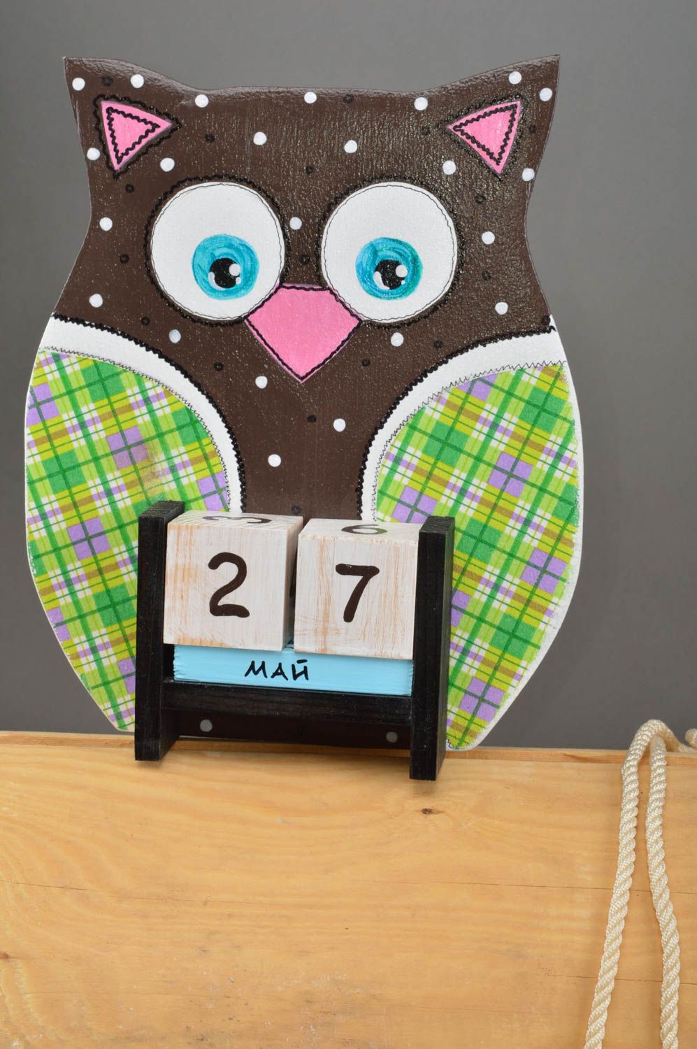 Детский календарь в виде совы из фанеры декупаж оригинальный ручной работы фото 2