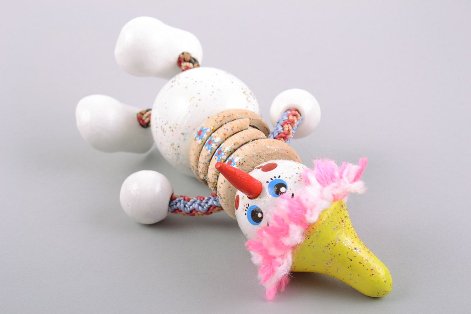 Деревянная игрушка снеговик ручной работы с росписью для детей симпатичная фото 5