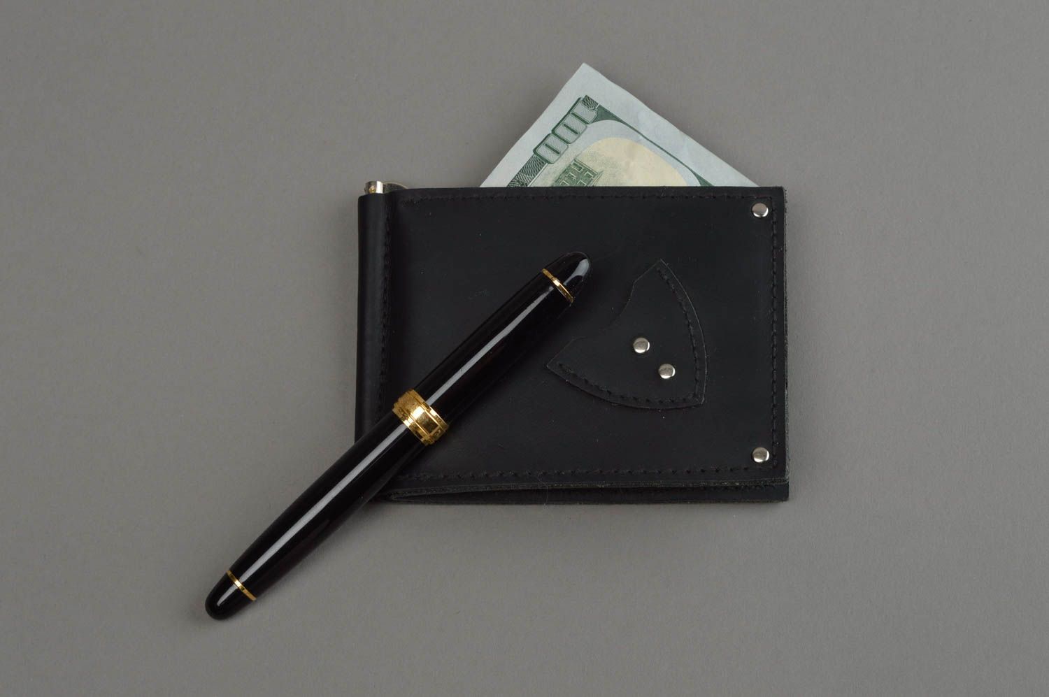 Черный кожаный зажим для денег и кредитных карт ручной работы стильный подарок  фото 1