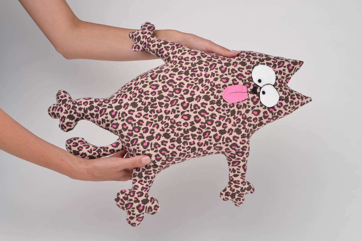 Coussin chat fait main Peluche chat en tissu motif léopard original Déco maison photo 2