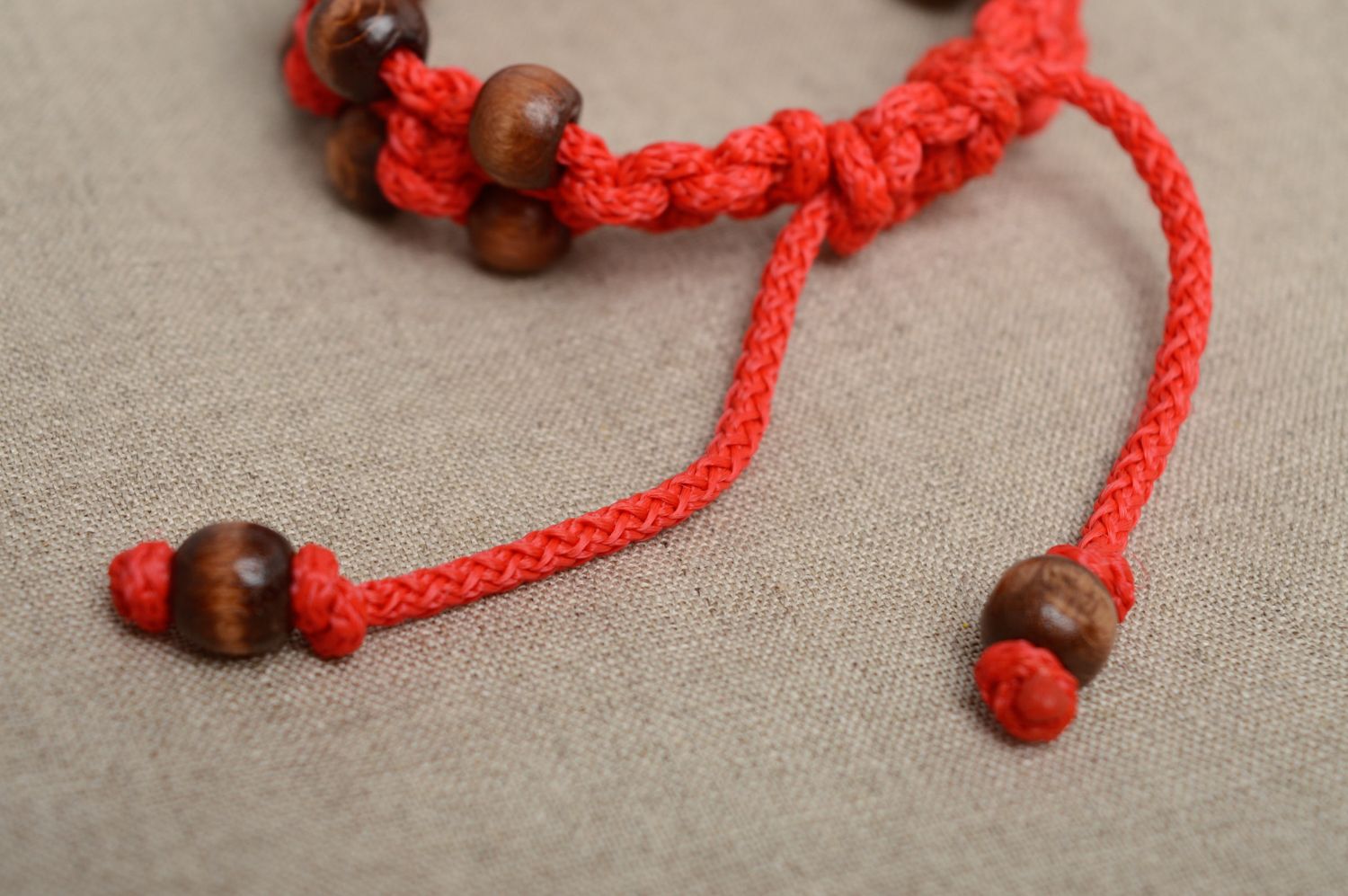 Bracelet fait main de lacet de polyester et perles de bois technique de macramé photo 4