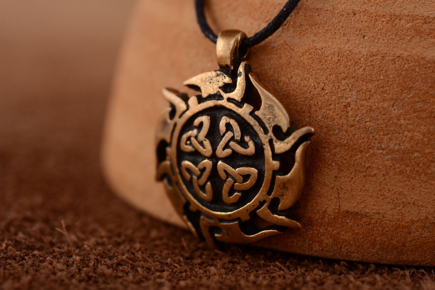 Pendentif en bronze fait main original accessoire design Soleil celtique photo 1