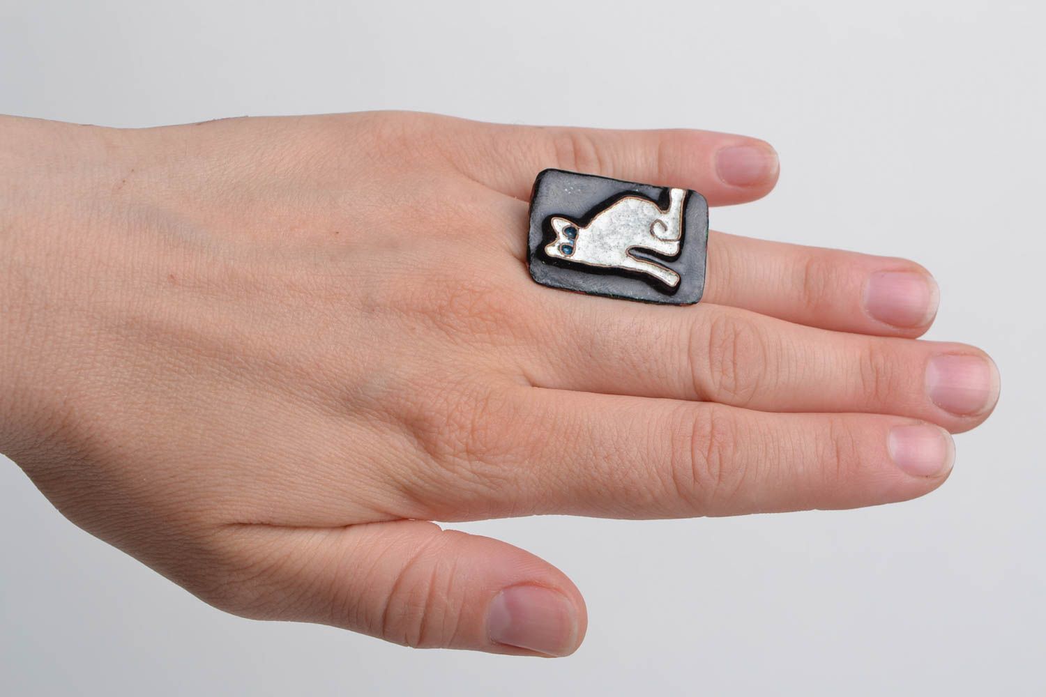 Handmade rectangular copper jewelry ring painted with enamel with white cat photo 1