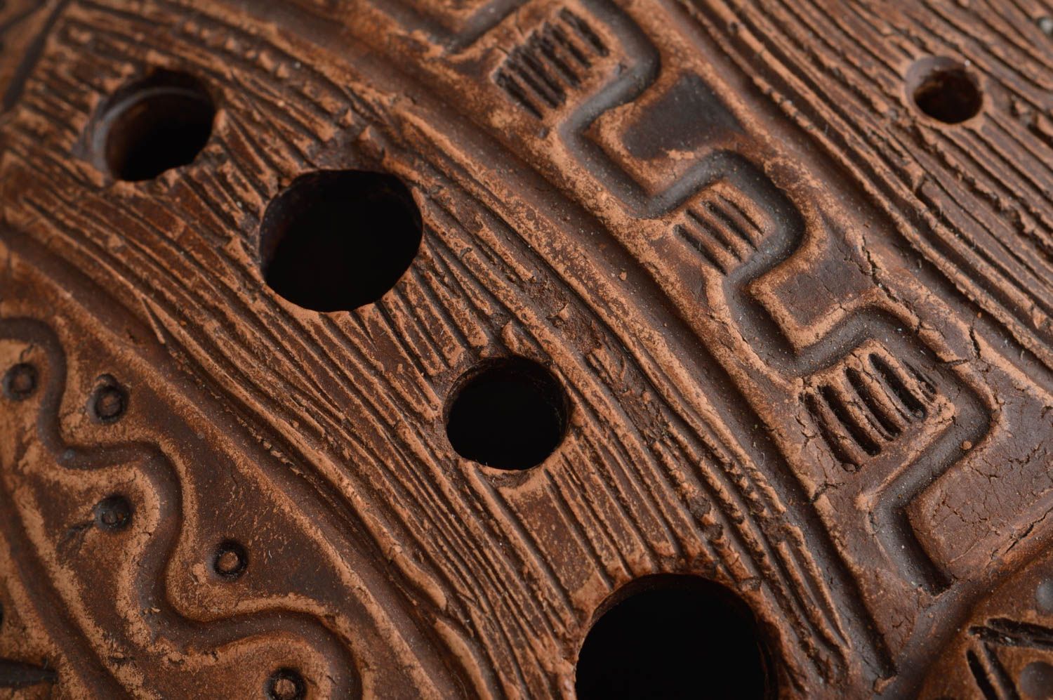 Глиняная свистулька небольшая коричневая красивая круглая сувенир ручная работа фото 5