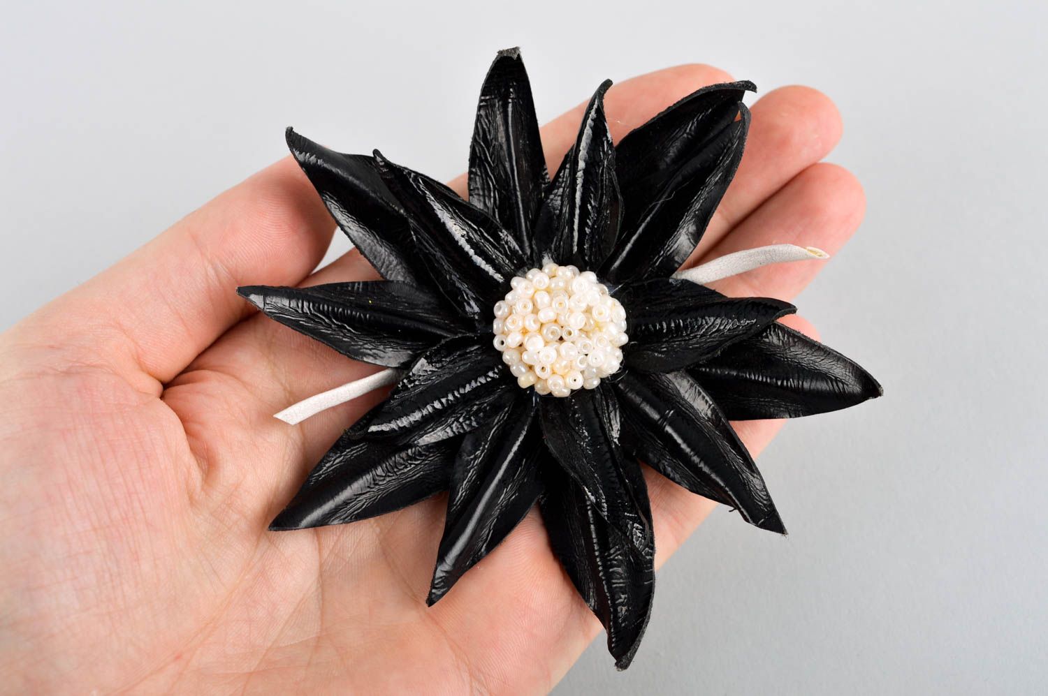 Brosche Modeschmuck handmade Schmuck aus Leder hochwertiger Modeschmuck schwarz foto 5