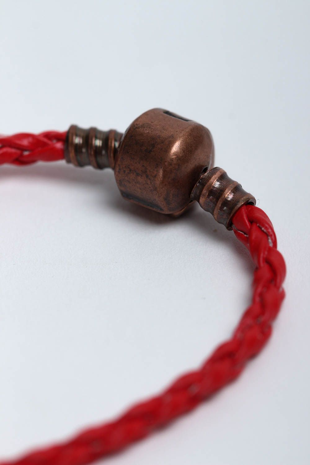 Bracelet textile rouge Bijou fait main pièces métalliques Accessoire femme photo 4