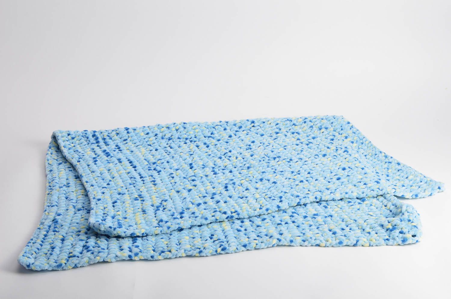 Manta infantil tejida a ganchillo hecha a mano de felpa blanda bonita azul foto 3