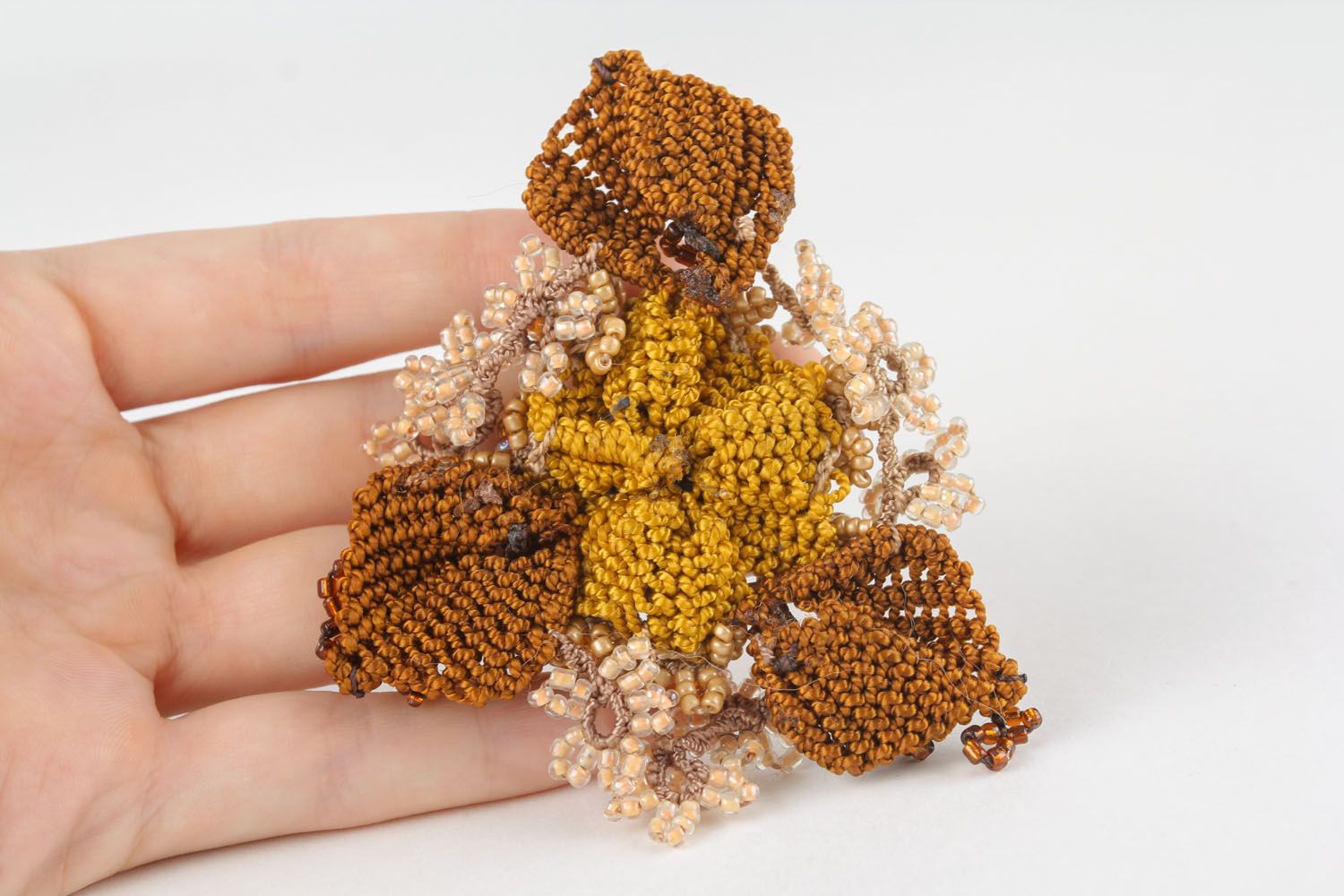 Broche artesanal em técnica macramê em forma de uma flor foto 4