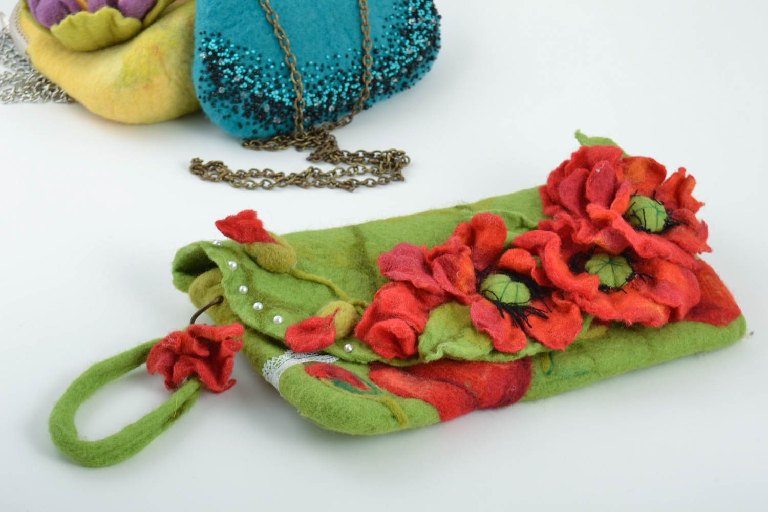 Gefilzte grüne Clutch aus Wolle mit roten Mohnblumen Designer Handarbeit  foto 1