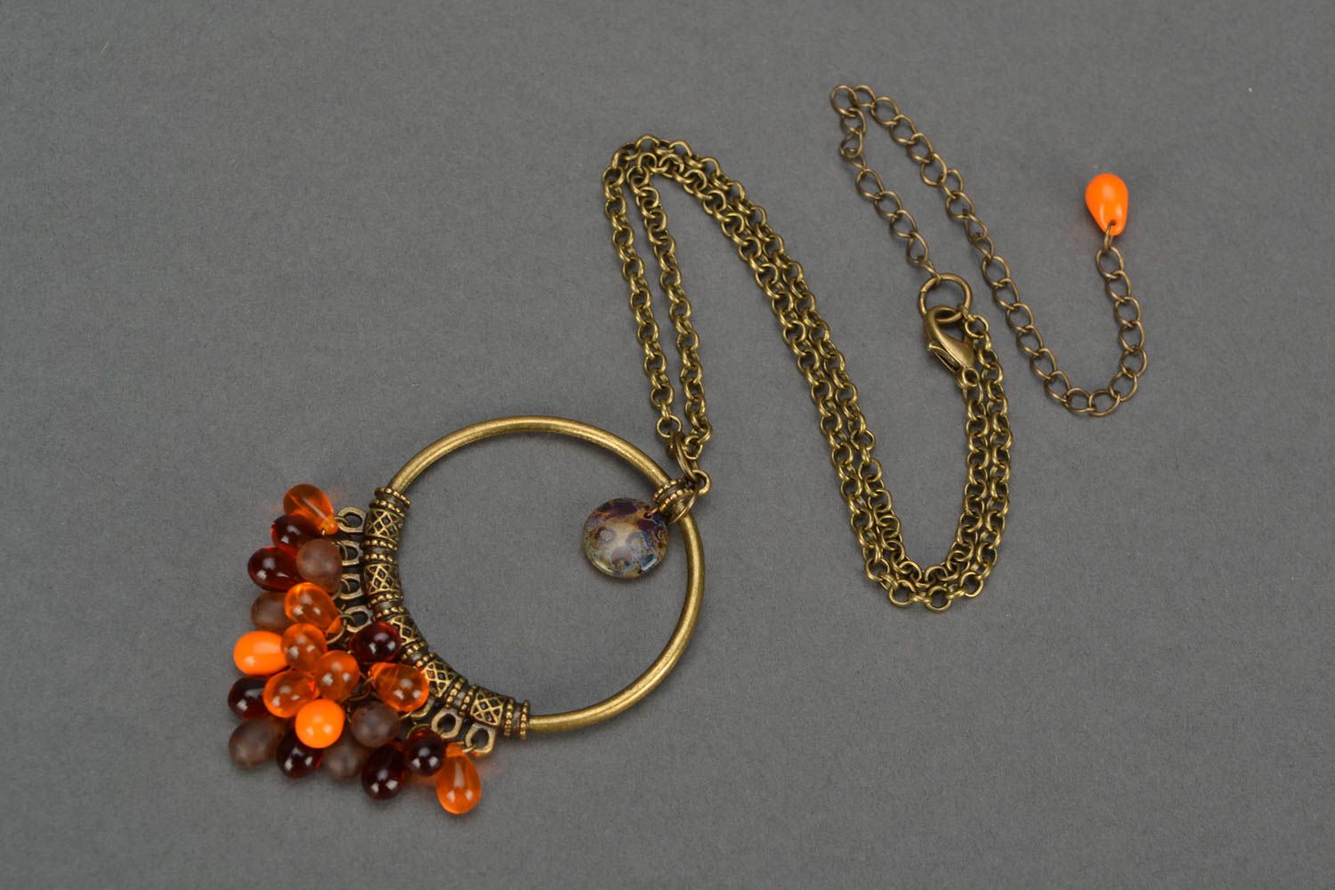 Pendentif rond en perles de verre tchèque sur chaîne en métal original fait main photo 1