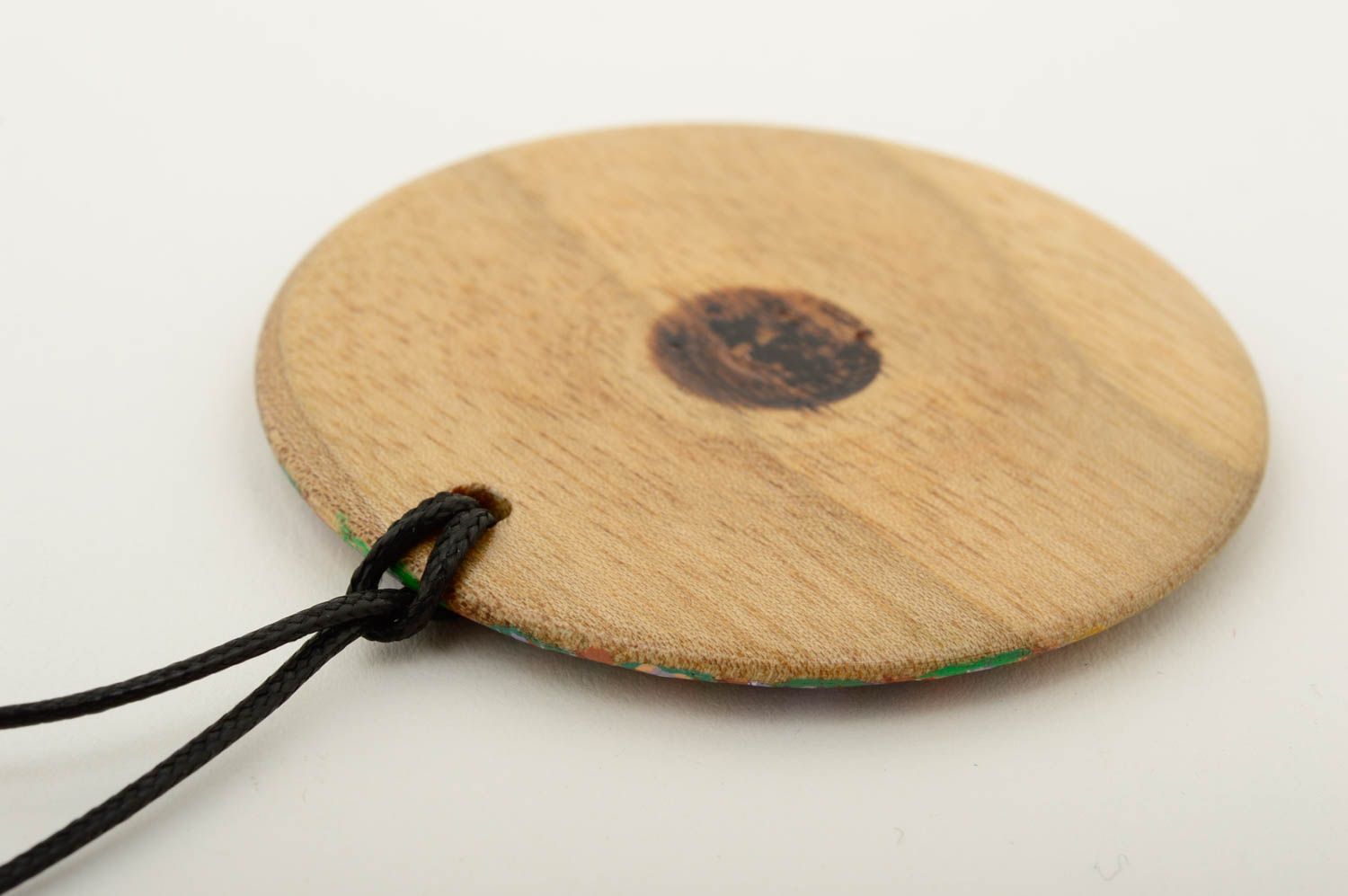 Украшение на шею кулон ручной работы с росписью на шнуре аксессуар из дерева фото 5