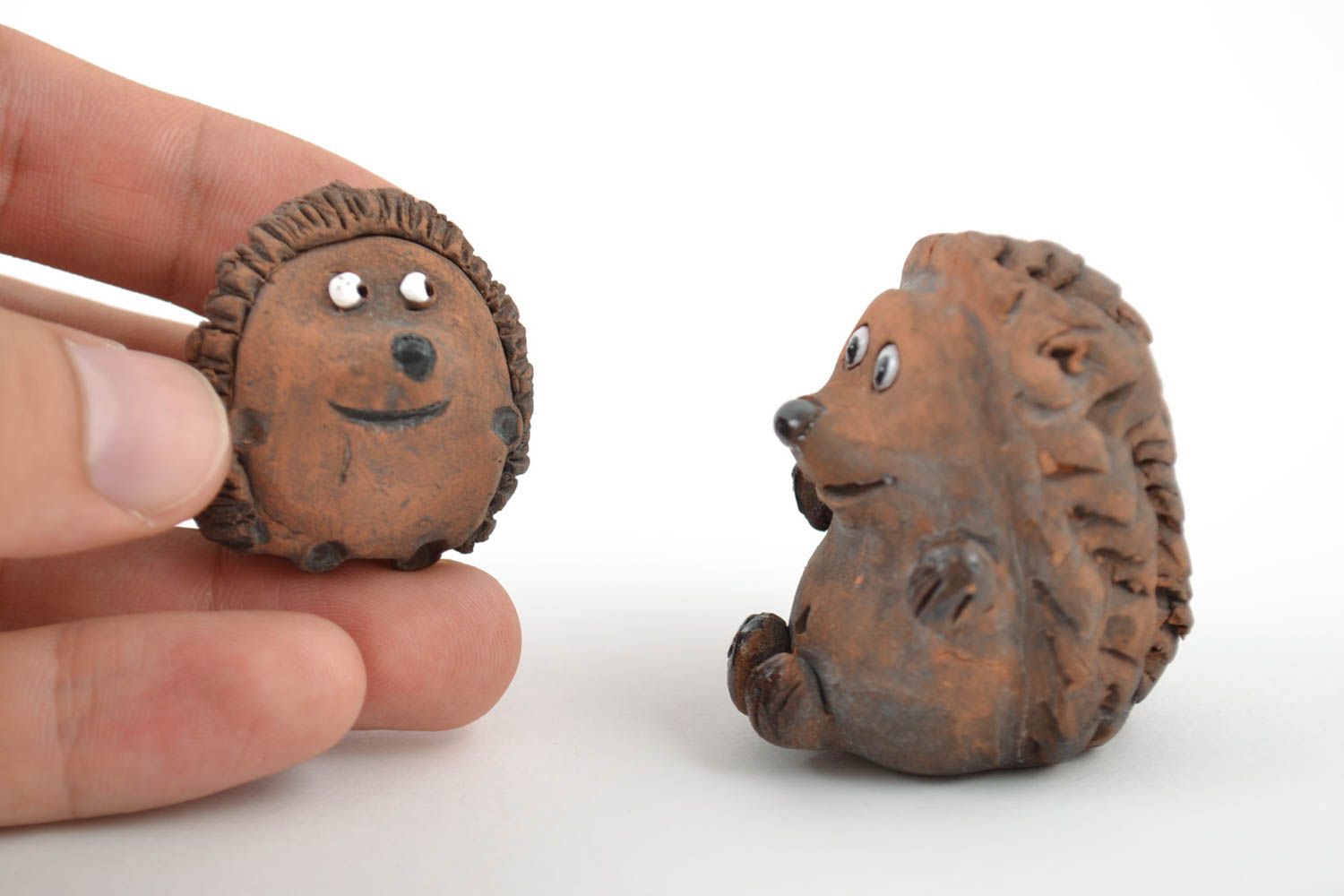 Statuine fatte a mano in ceramica set di due animali ricci divertenti piccoli foto 2