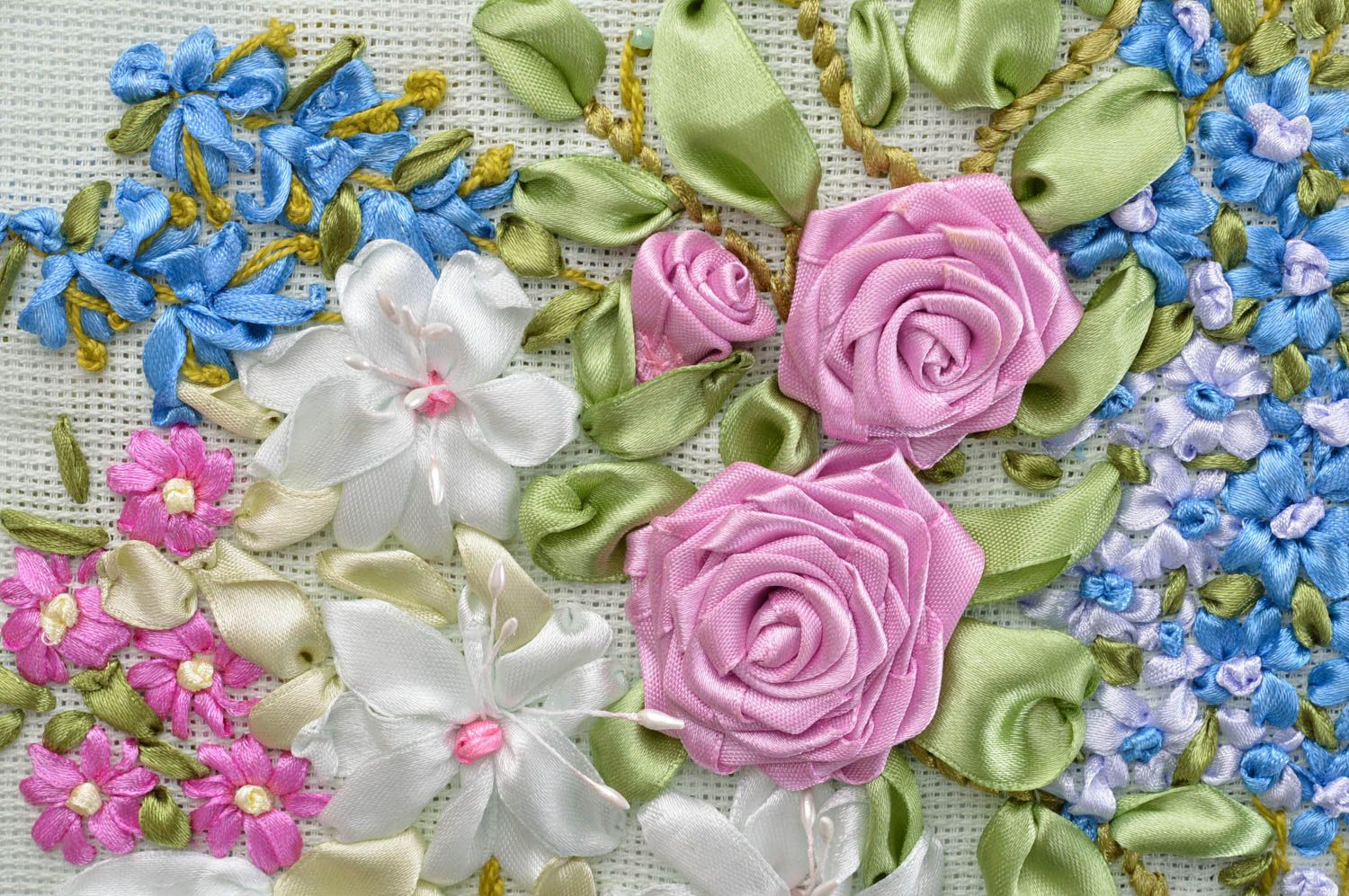 Handmade Wandbild mit Stickerei aus Atlasbändern im Rahmen Blumenstrauß Rosen foto 2