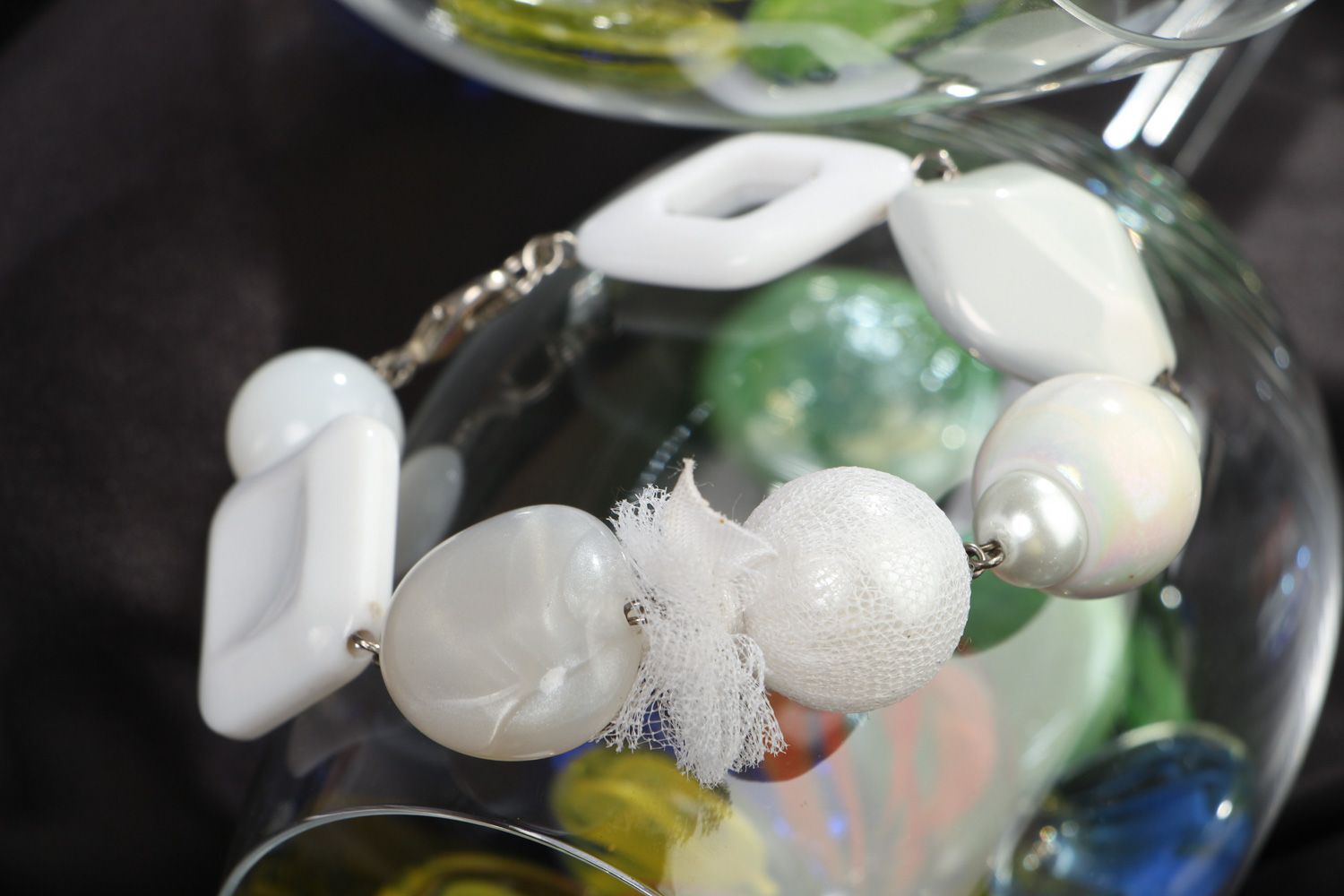 Bracelet blanc en perles plastiques original fait main accessoire pour femme photo 4