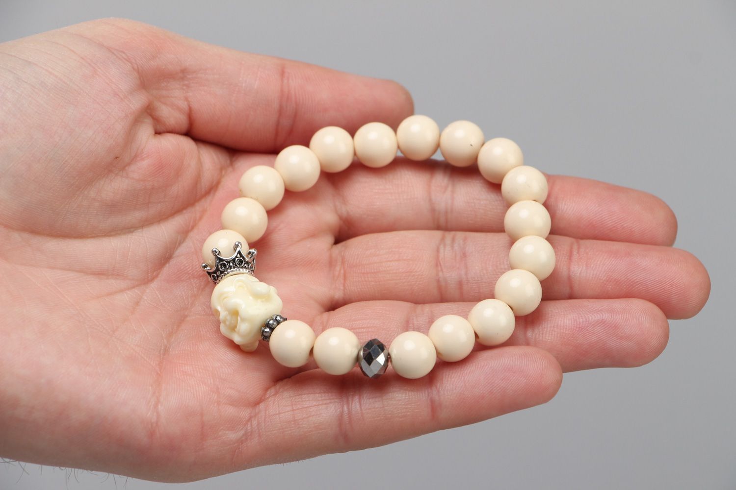 Bracelet fait main de perles de verre et plastique avec éléments métalliques photo 3