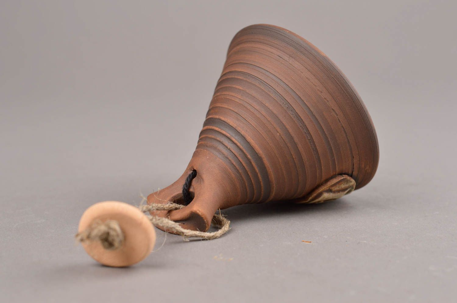 Cloche à vent en céramique marron originale faite main avec cordelette en lin photo 9