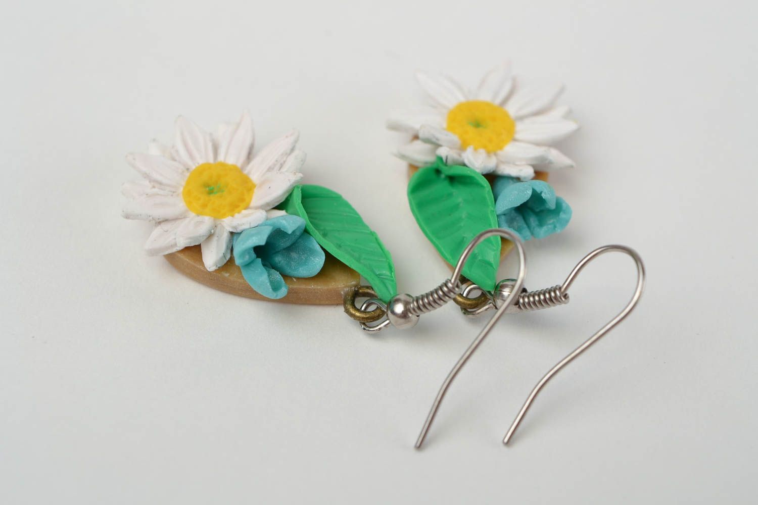 Gehänge Ohrringe aus Polymerton mit Blumen schöne Kamillen handgeschaffen grell foto 3