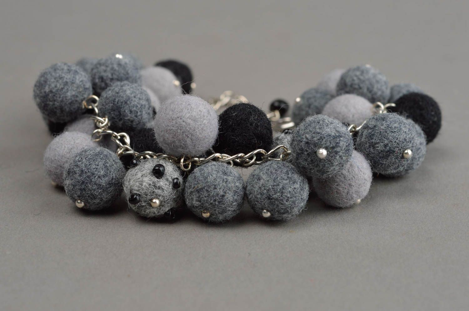 Bracelet gris boules en laine feutrée fait main sur chaîne en métal original photo 4