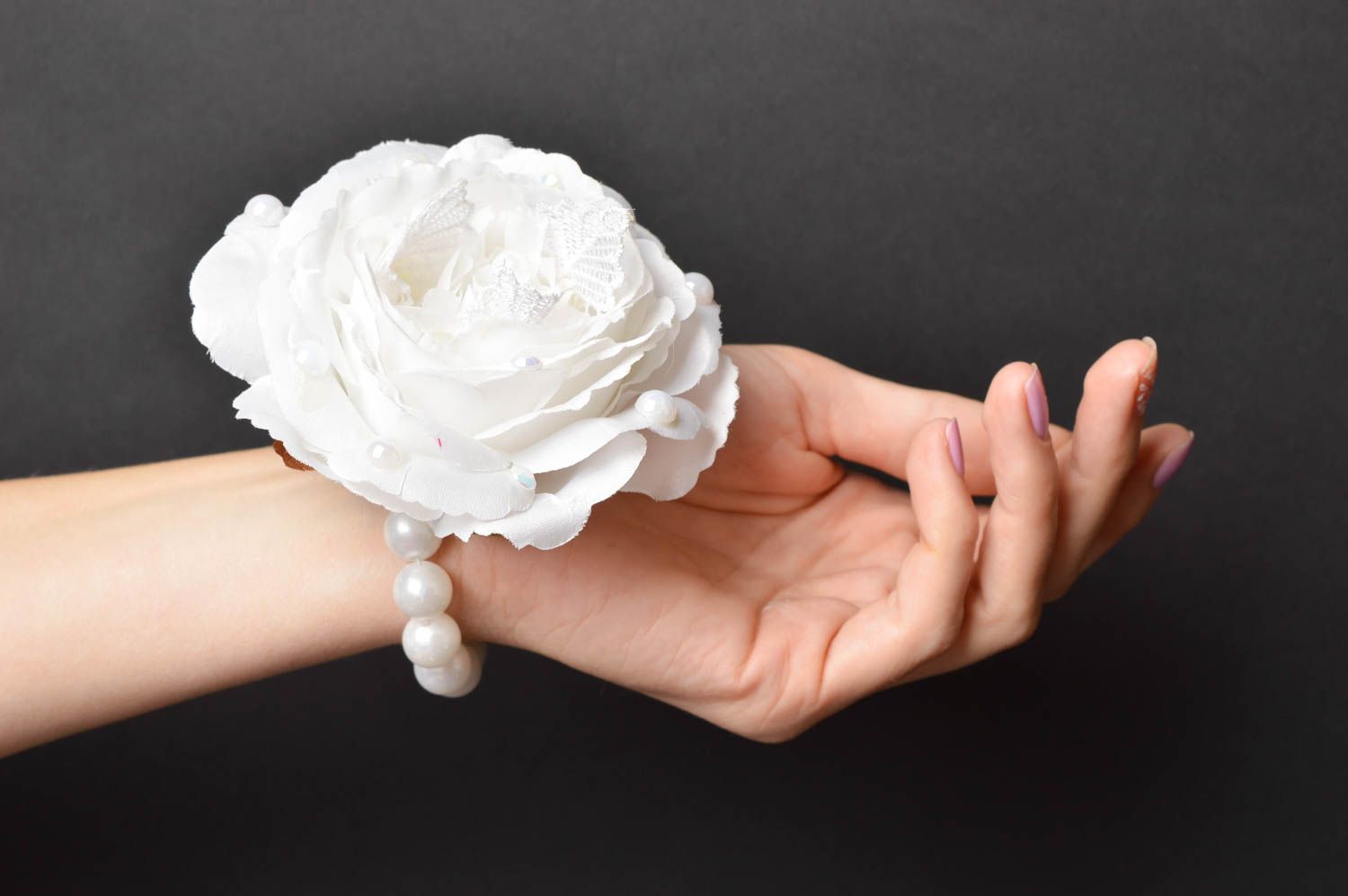 Corsage de poignet Bracelet fait main original design blanc Accessoire mariage photo 5