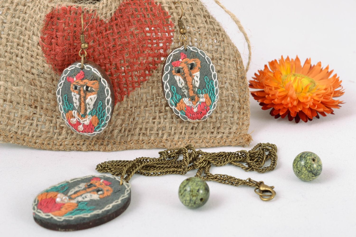 Handmade jewelry set with satin stitch embroidery photo 1
