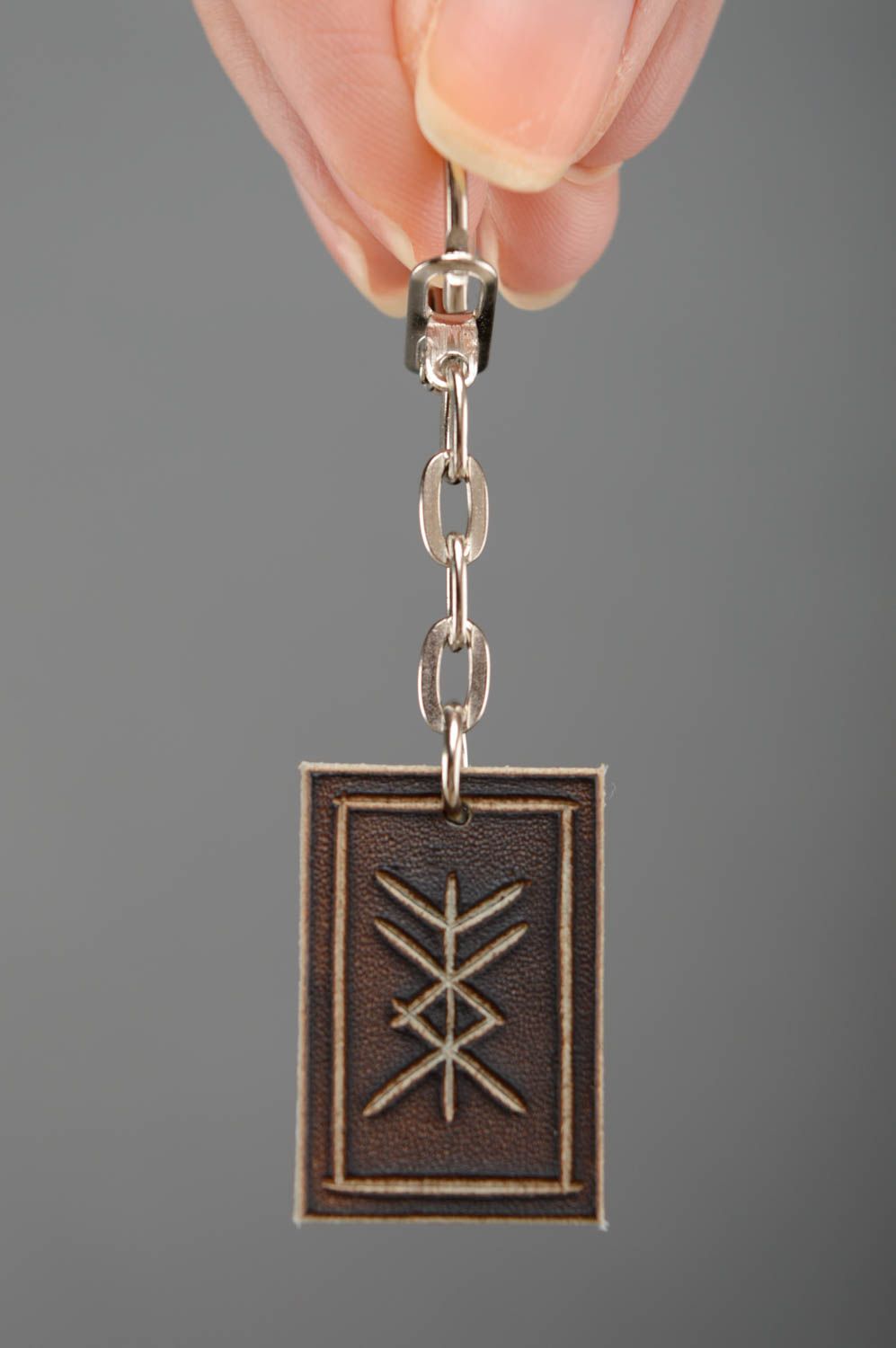 Porte-clés en cuir naturel avec runes pendentif porte-bonheur fait main marron photo 3