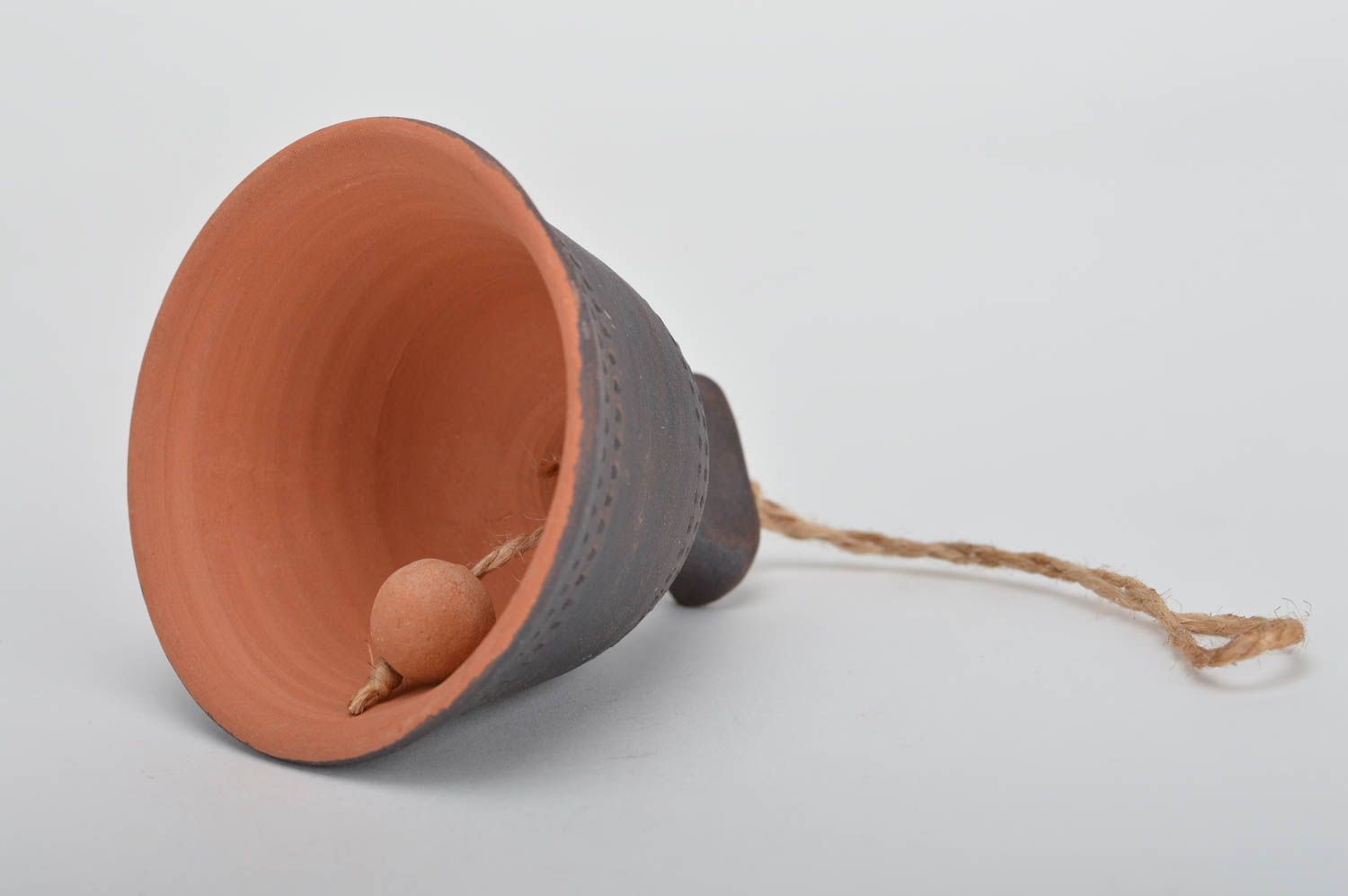 Колокольчик из глины с петелькой коричневый темный эко-декор ручной работы фото 1