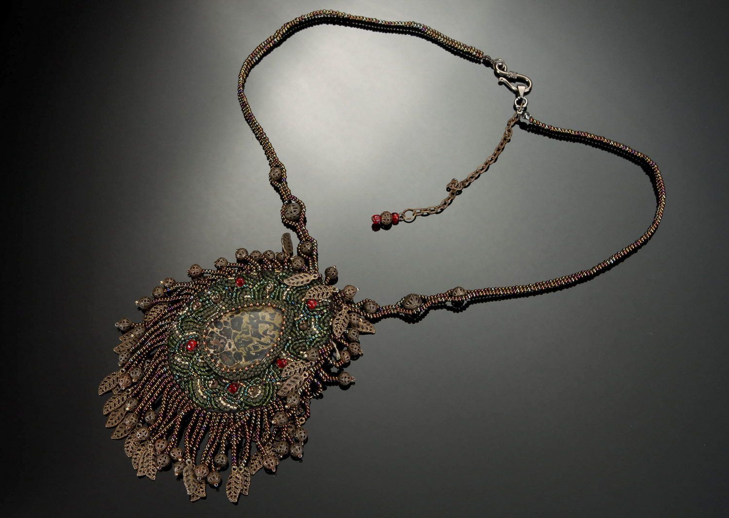 Pendentif en jaspe artisanal décoré de perles de rocailles photo 2