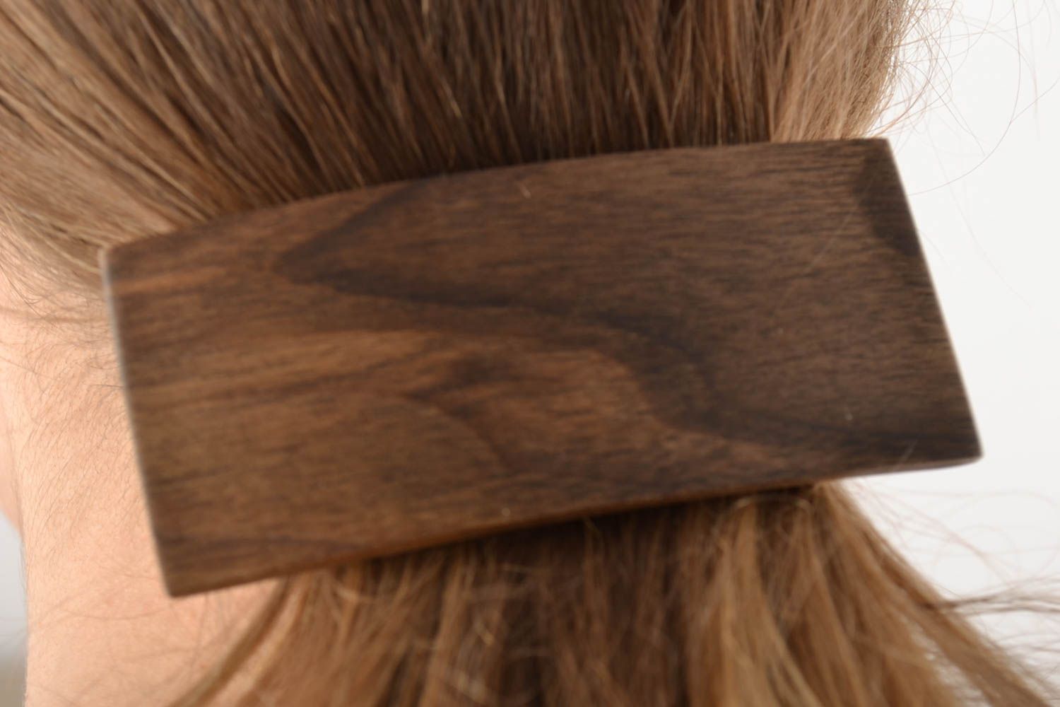 Rechteckige lackierte braune schöne Haarspange aus Holz mit Musterung für Frauen foto 1