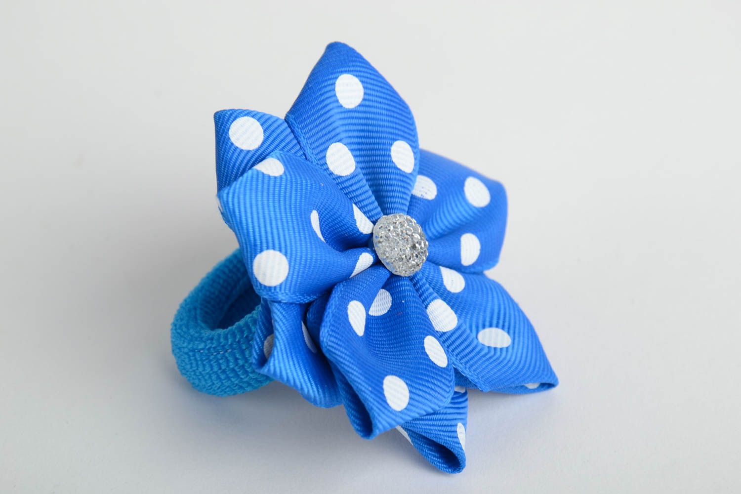 Handmade Haargummi mit Blume aus Atlasbändern in Blau und in Kanzashi Technik foto 3