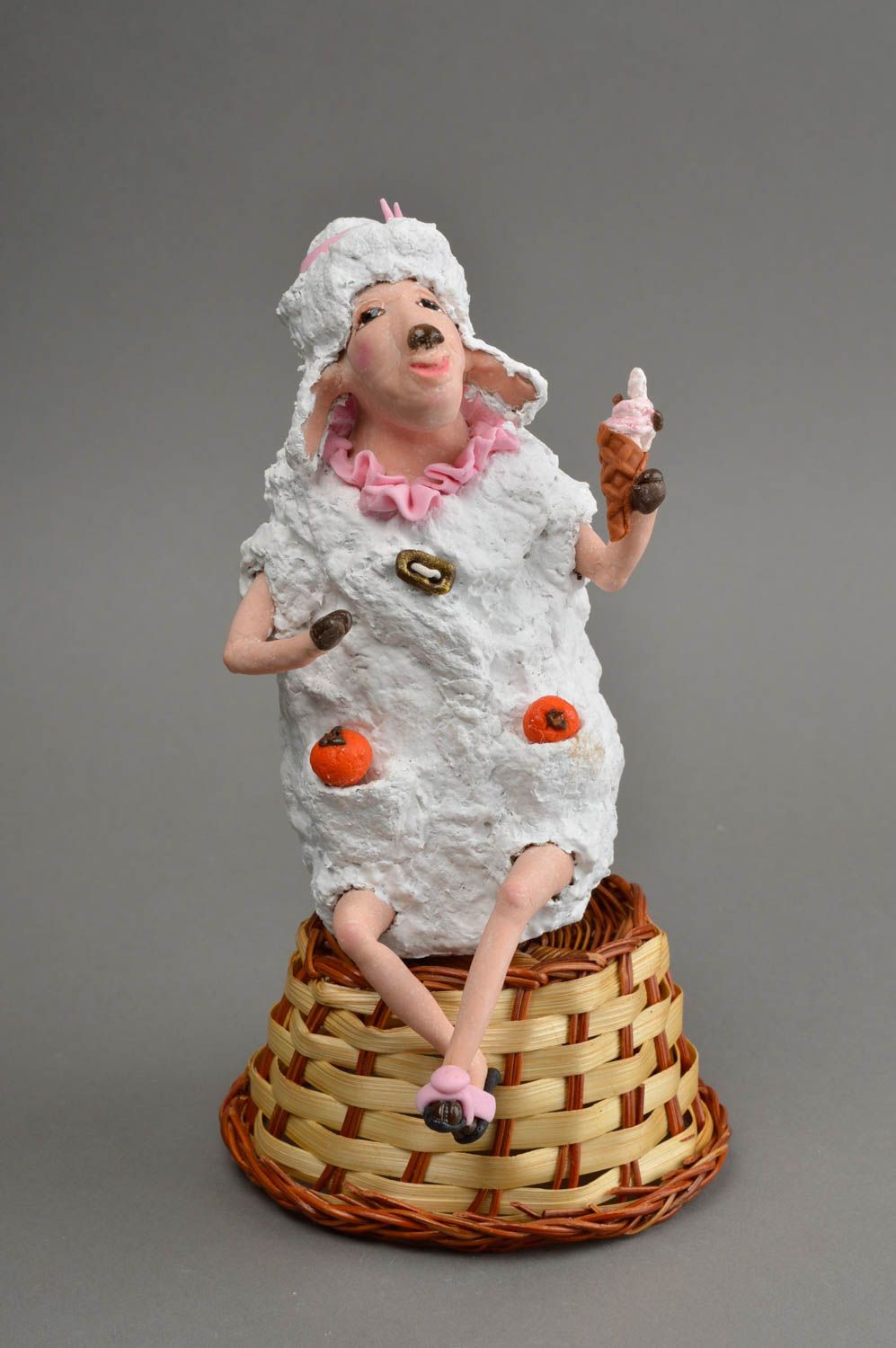Schöne originelle handgemachte Figurine Schaf aus Ton Pappmache und Porzellan foto 2